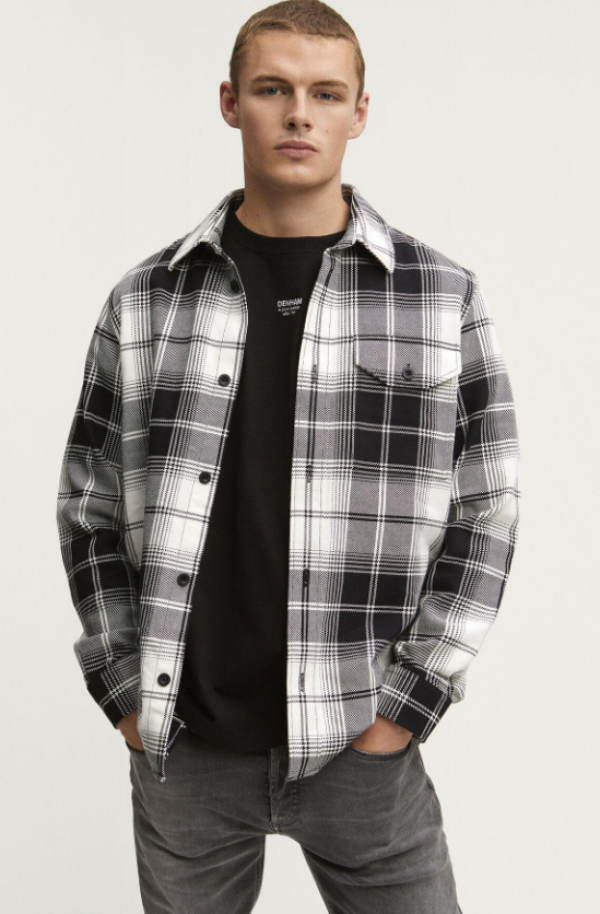 Kemeja Oversize dengan Motif Checker